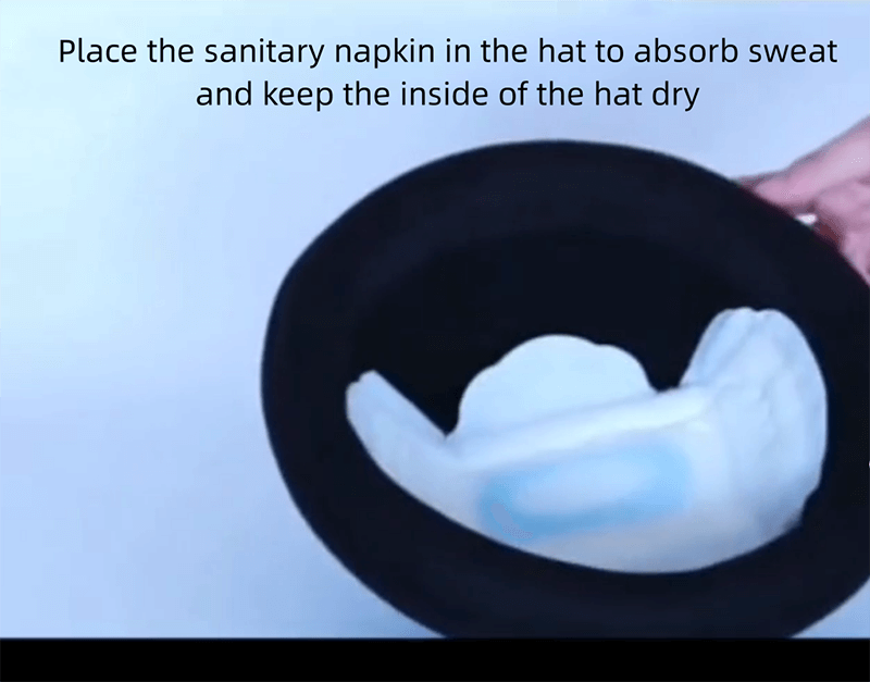 ضع الفوط الصحية في القبعة لامتصاص العرق والحفاظ على الجزء الداخلي من القبعة جافًا